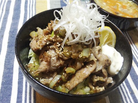 マヨ必須！楽うま塩麹豚ネギ丼！